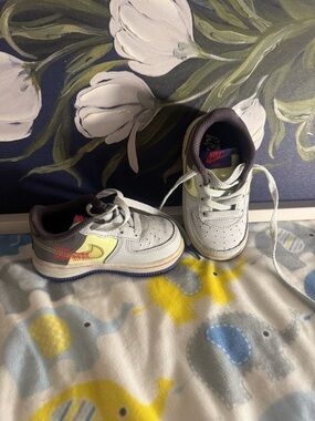 Nike Kids White, Yellow & Gray Low-Top Sneakers